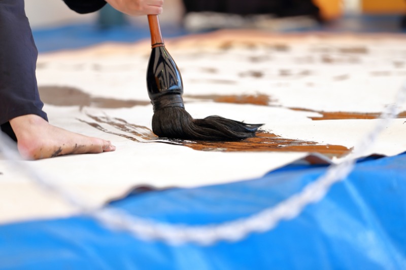 書道パフォーマンスをしている画像